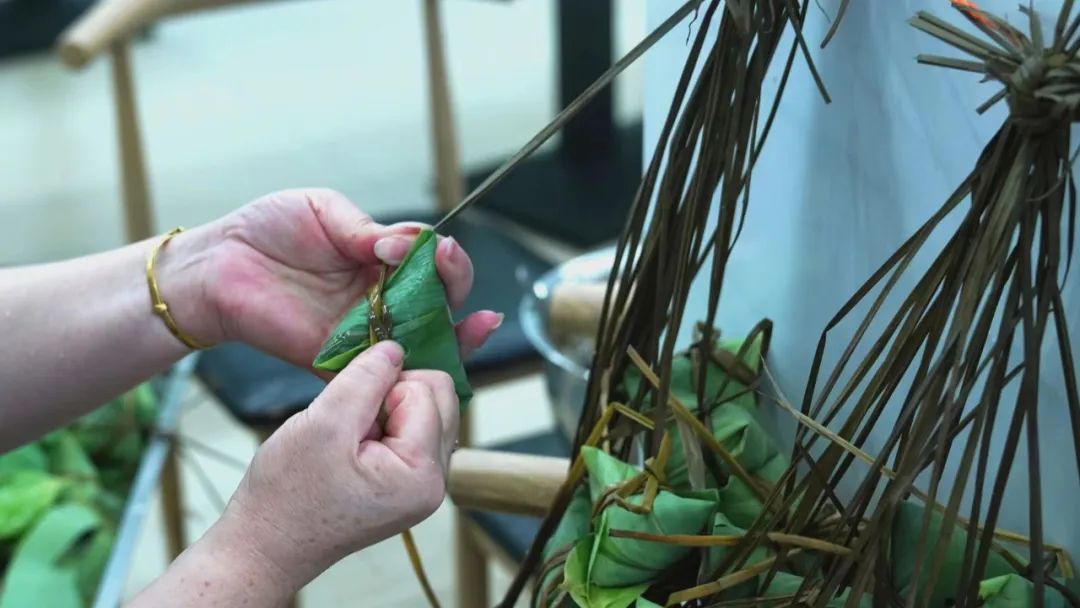 粽香四溢，浓情端午——首页| 尊龙集团中国官方网站开展包粽子迎端午活动